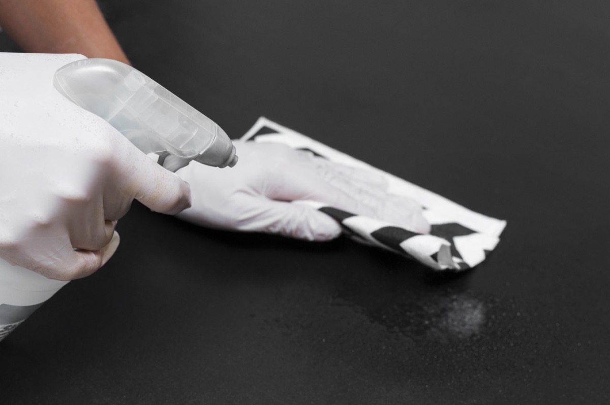 Jak usunąć kropelkę z blatu kuchennego? Sprawdź porady