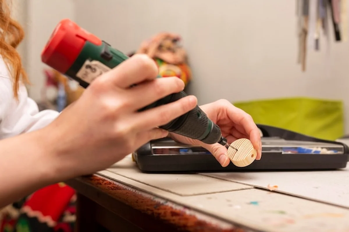 Kobieta crafting w małym kawałku drewna