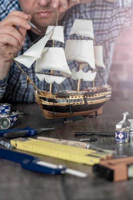 Model rzemieślniczy budowy statków na stole z różnych materiałów