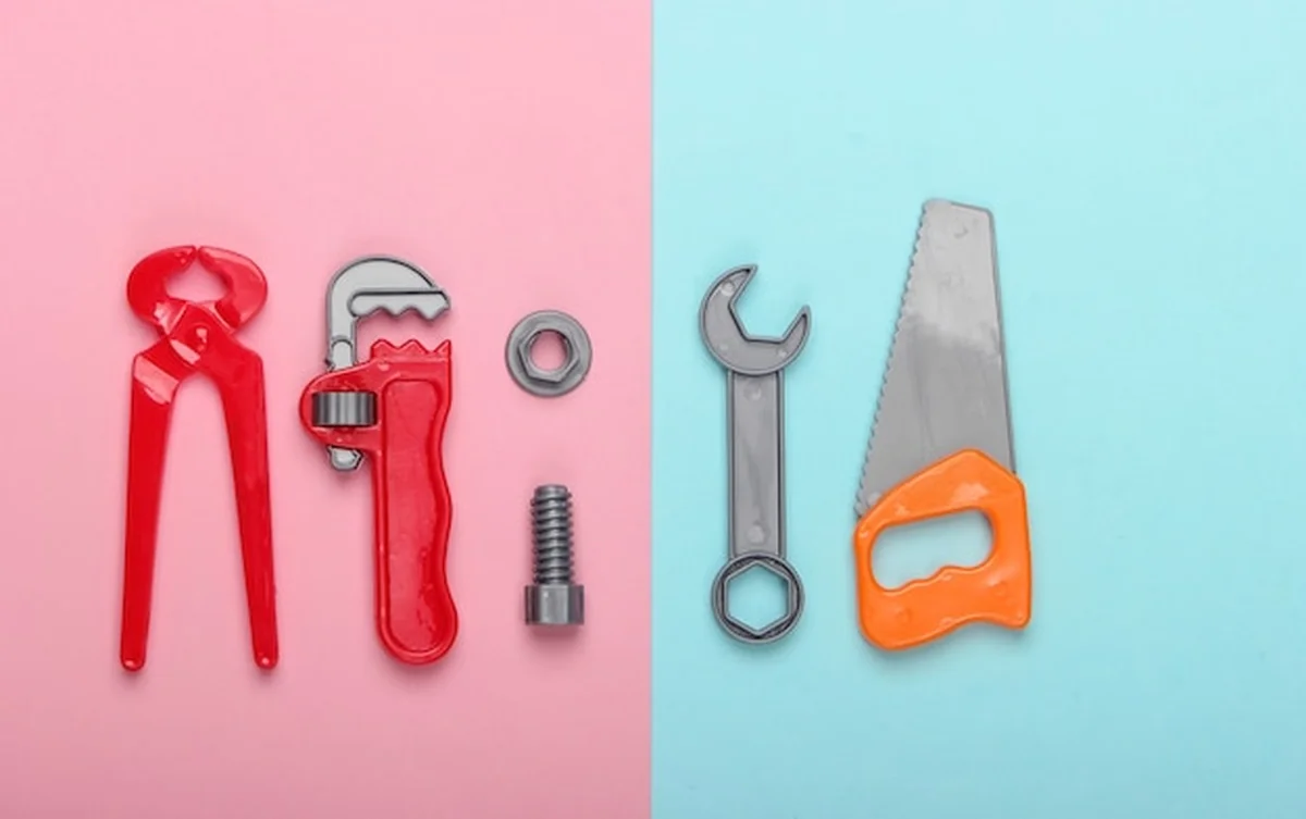 Plastikowy zestaw narzędzi dla dzieci na różowym tle