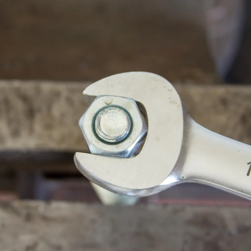 Czy kluczem dynamometrycznym można odkręcać śruby?