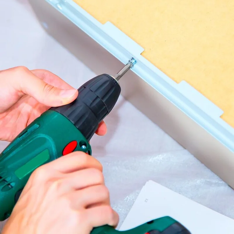 Czy montować listwy za meblami? Warto wiedzieć!