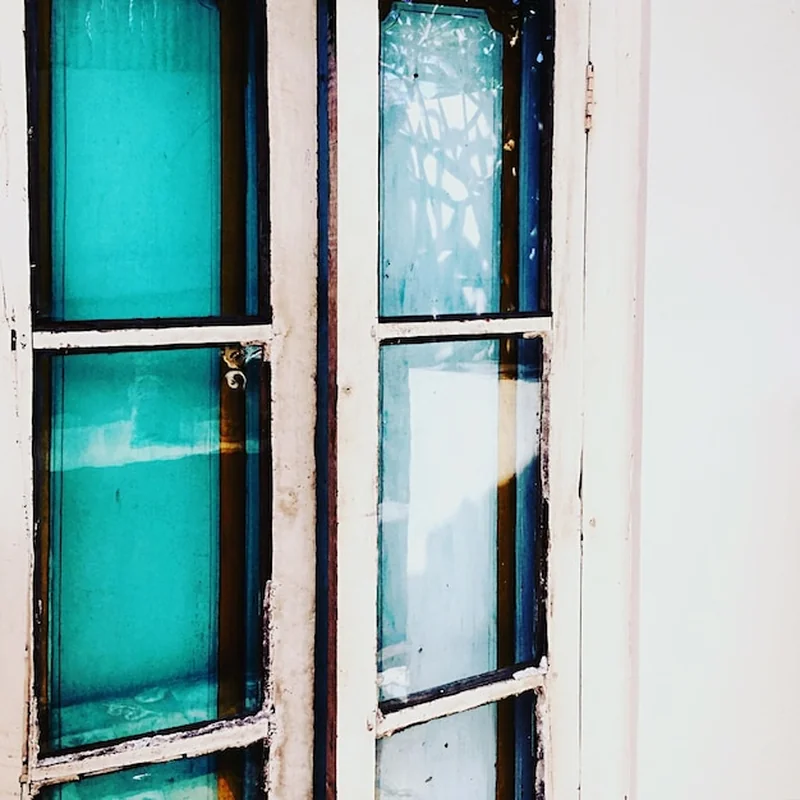 Czym zasłonić szyby w drzwiach pokojowych? Sprawdź pomysły