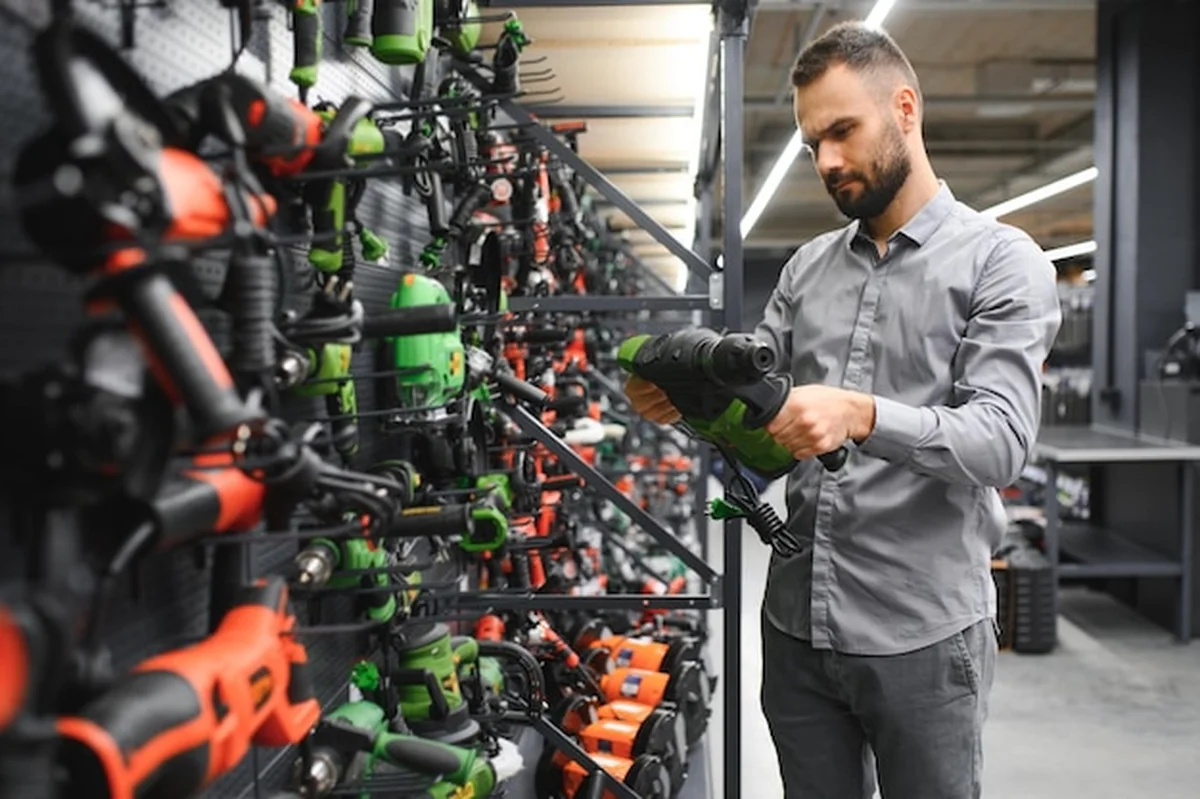 Mężczyzna klient w sklepie z narzędziami elektrycznymi