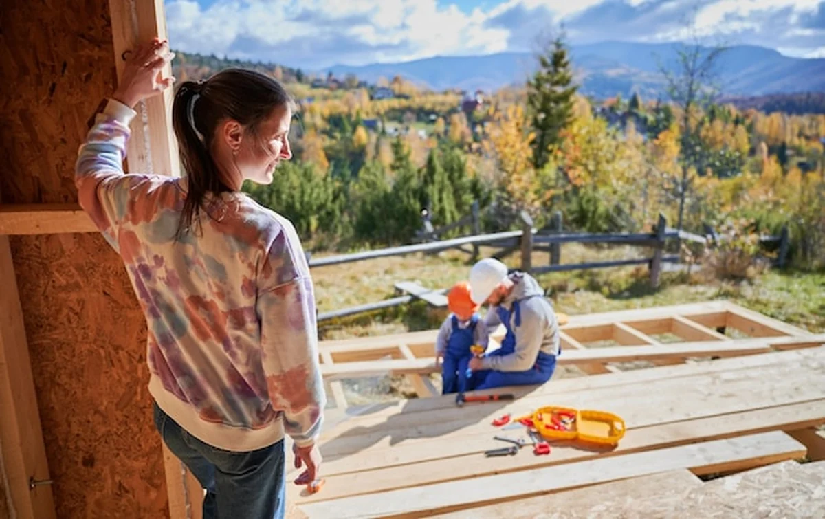 Rodzina buduje drewniany domek