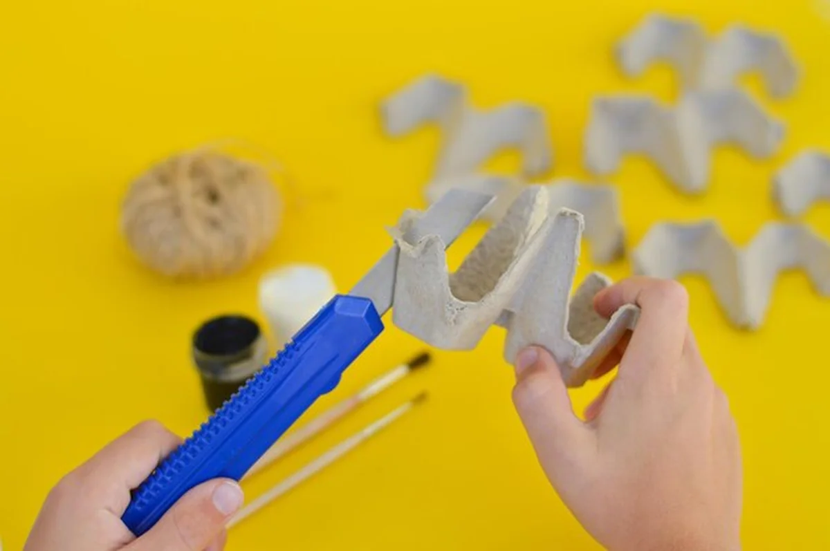 Instrukcja DIY Halloweenowej girlandy z nożem biurowym