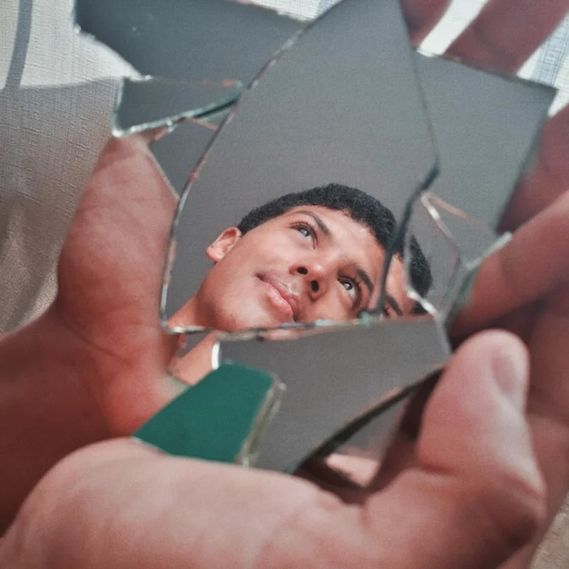 Jak bezpiecznie odkleić lustro od płytek łazienkowych?