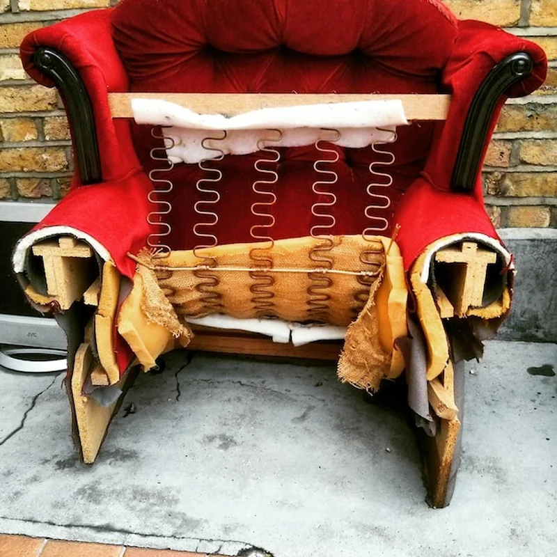 Jak naprawić spuchnięte meble od wody? Praktyczne porady