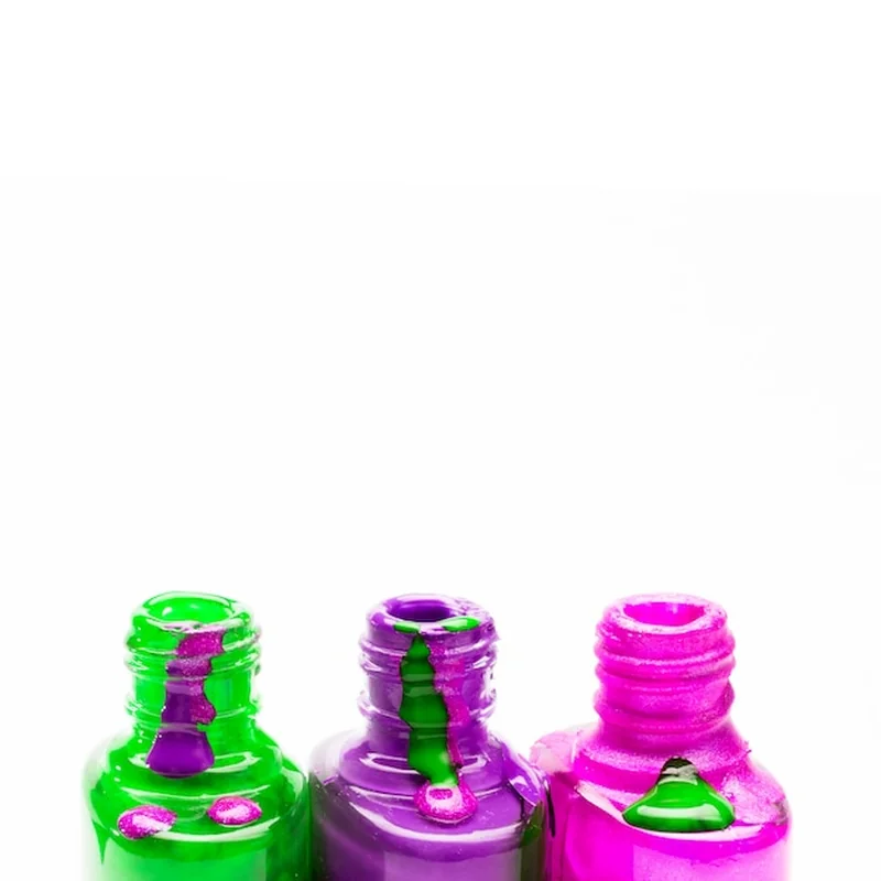 Jak usunąć klej do tipsów z mebli? Sprawdzone metody