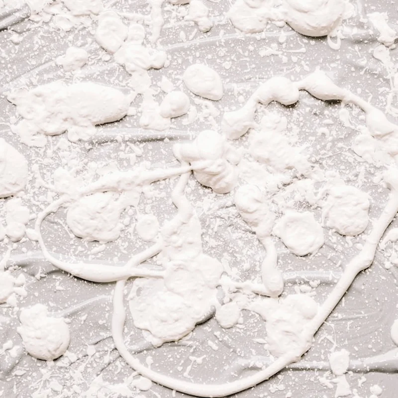 Jak usunąć zaschniętą piankę montażową z ubrania? Sprawdź!