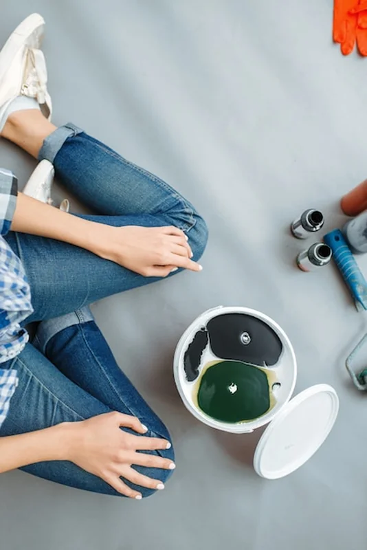 Kobieta mieszająca farby podczas remontu domu