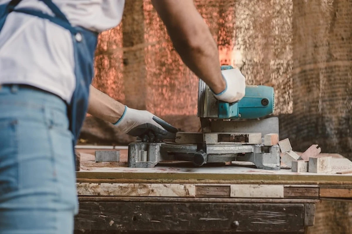 Stolarz pracuje w warsztacie drewnianym