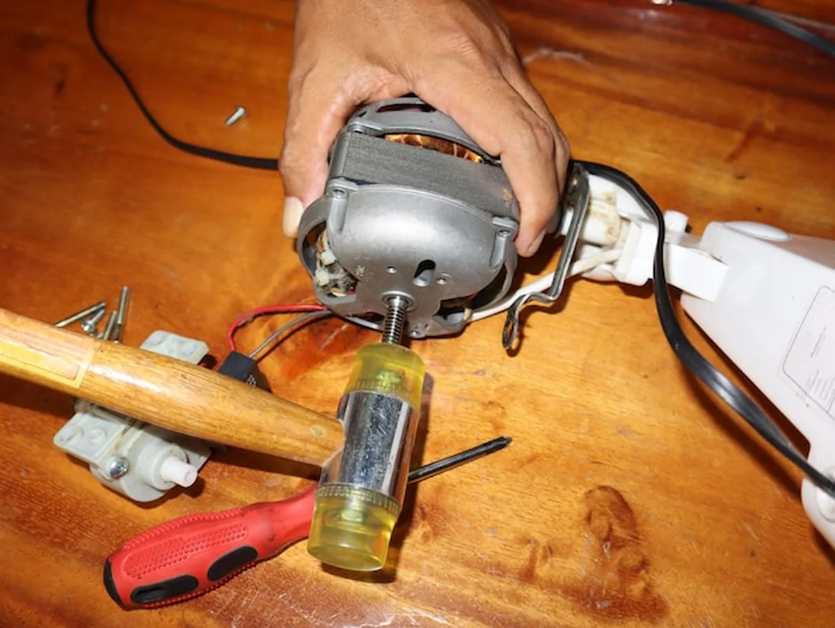 Człowiek pracujący na stole