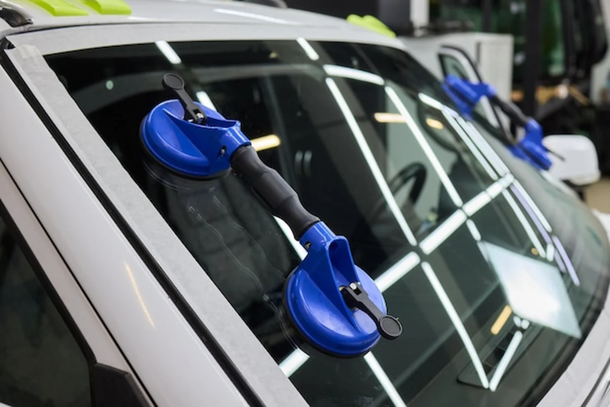 Instalacja przedniej szyby w samochodzie o konstrukcji motoryzacyjnej