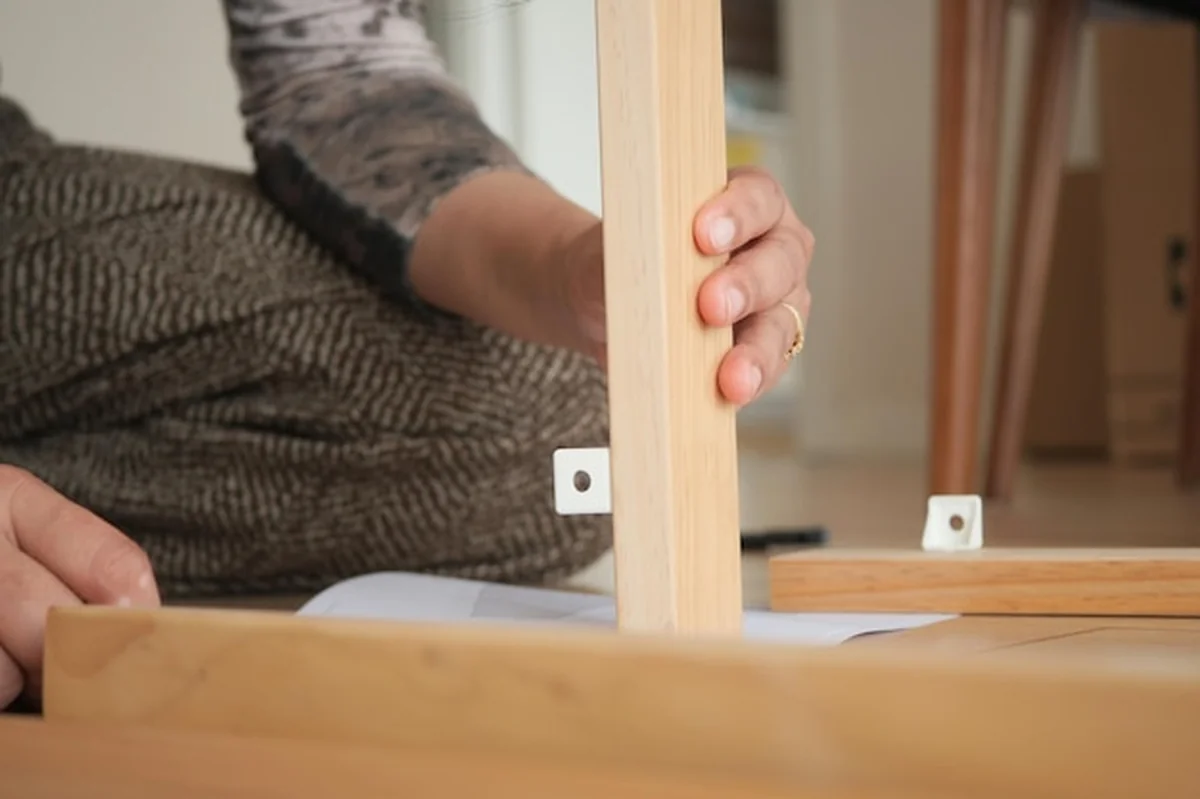 Zmontowane elementy mebli na podłodze w przestrzeni mieszkalnej