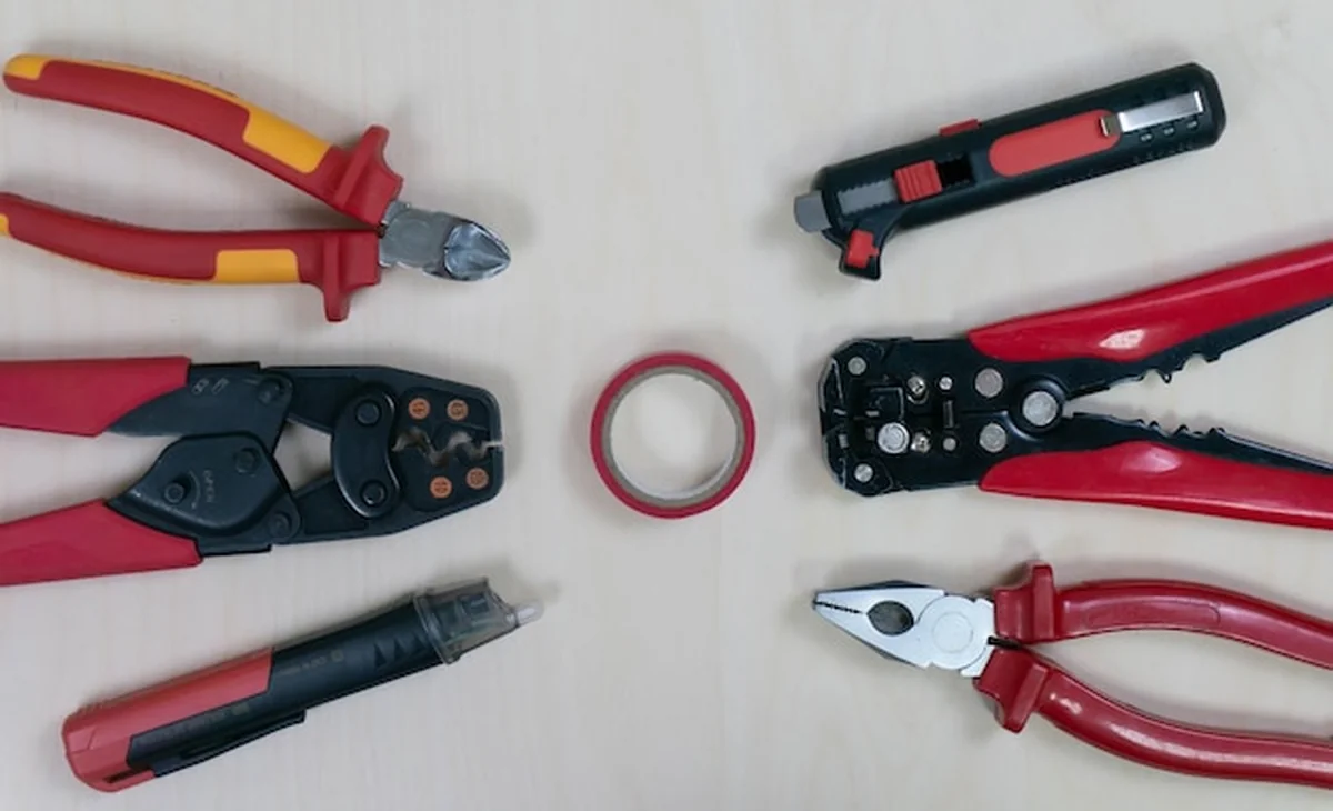 Profesjonalne narzędzia elektryka przy taśmie izolacyjnej