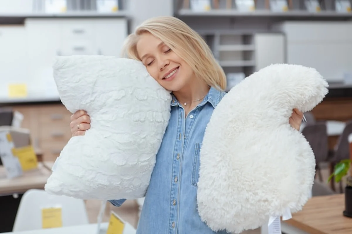 Szczęśliwa kobieta uśmiecha się, trzymając duże pudła