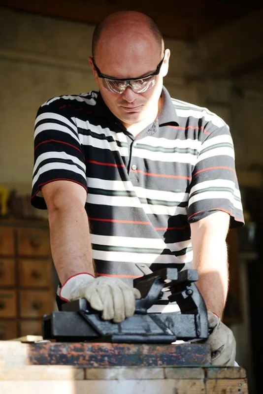 Craft pracownik pracuje przy warsztatem