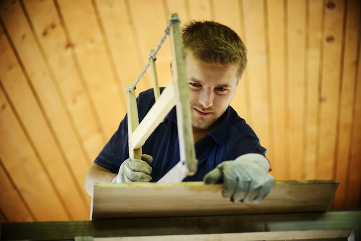 Craft pracownik pracuje przy warsztatem