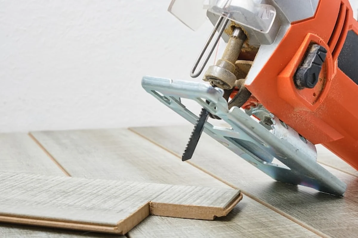 Elektryczna wyrzynarka na drewnianej powierzchni
