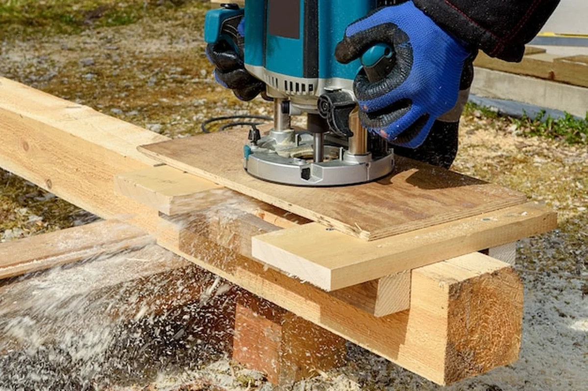 Proces frezowania drewna na okrągłej maszynie