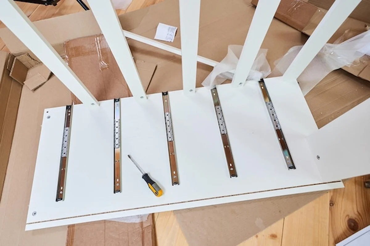 Montaż drewnianych mebli do biura w domu za pomocą śrubokręta