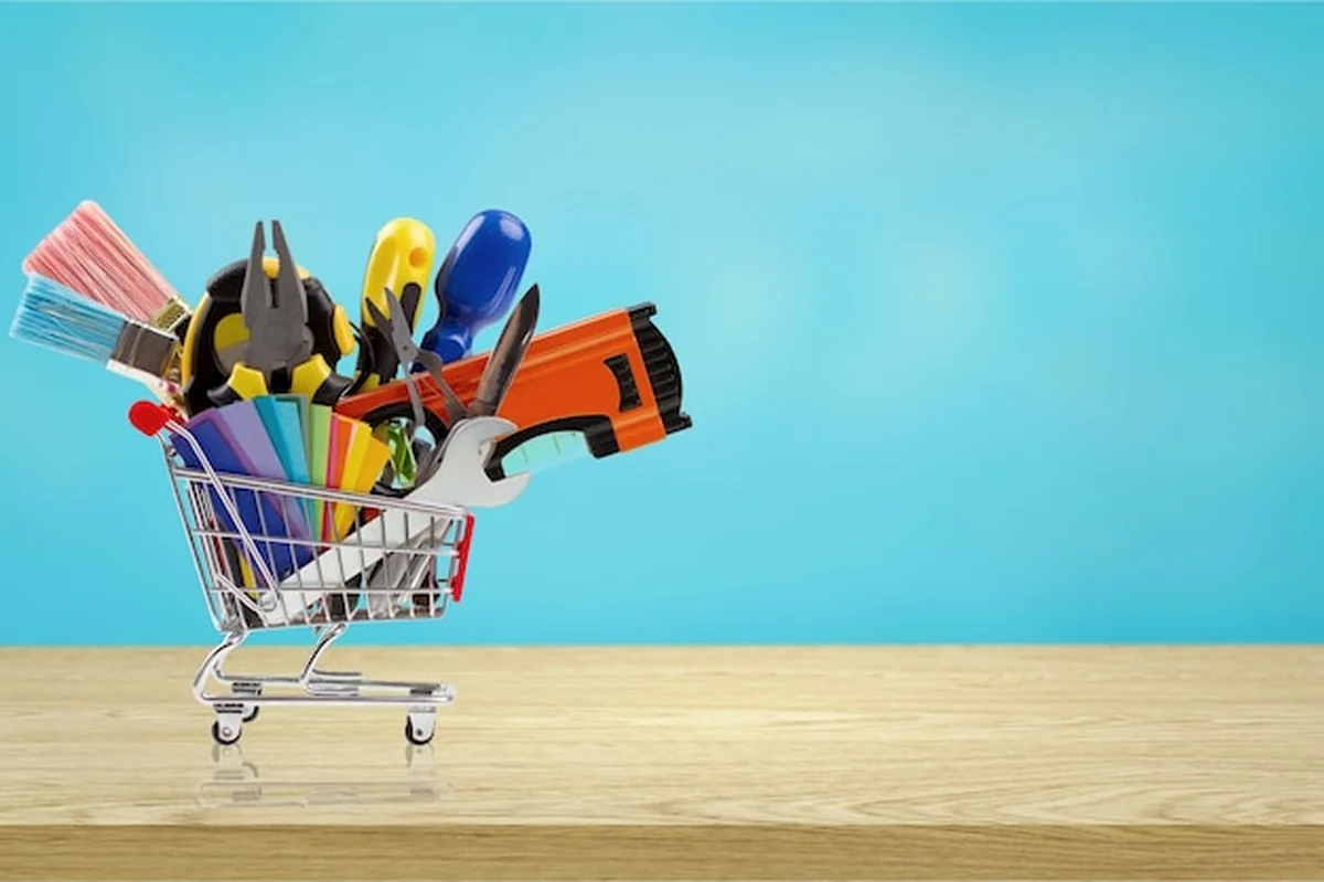 Narzędzia budowlane w koszyku zakupowym na białym tle