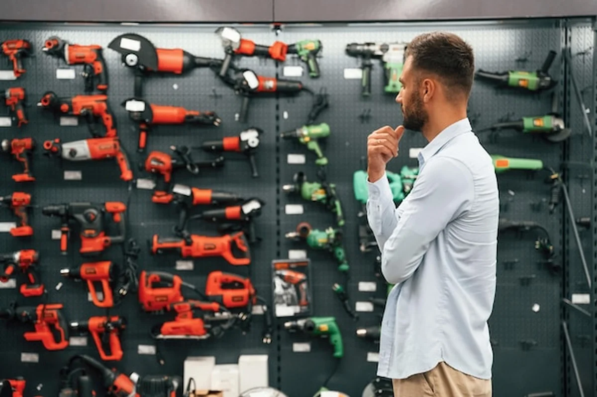 Duży wybór wiertła w sklepie z narzędziami