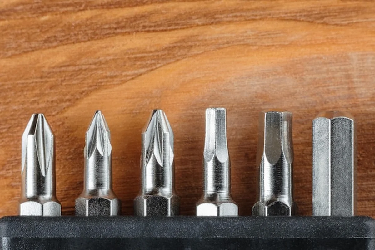 Zestaw narzędzi na drewnianym stole z głowicami do śrubokrętów