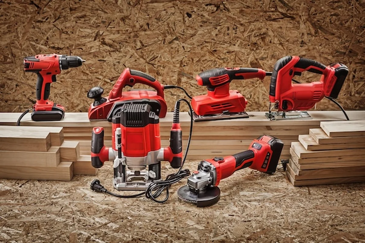 Elektryczne narzędzia ręczne na tle sklejki