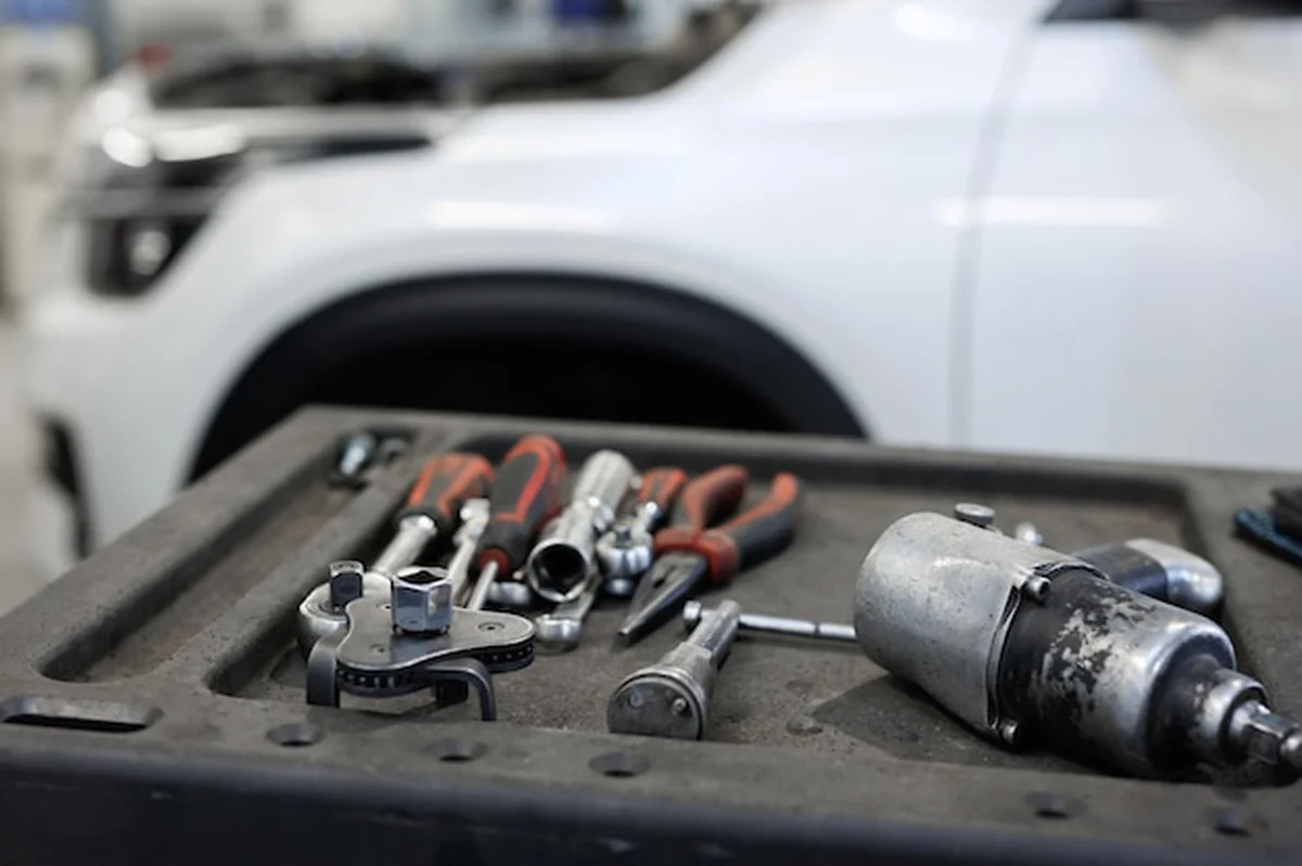 Zestaw narzędzi do naprawy samochodów w sklepie z oponami