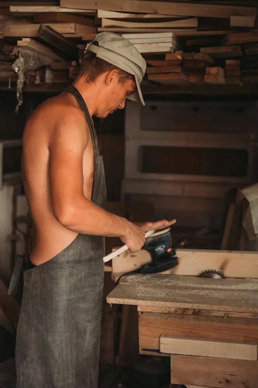 Mężczyzna w warsztacie stolarskim