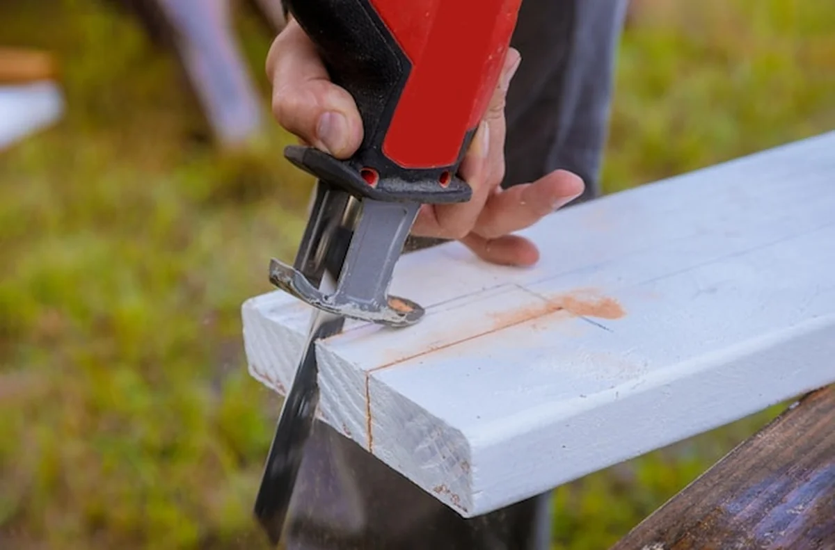 Ręka pracująca z narzędziem ręcznym
