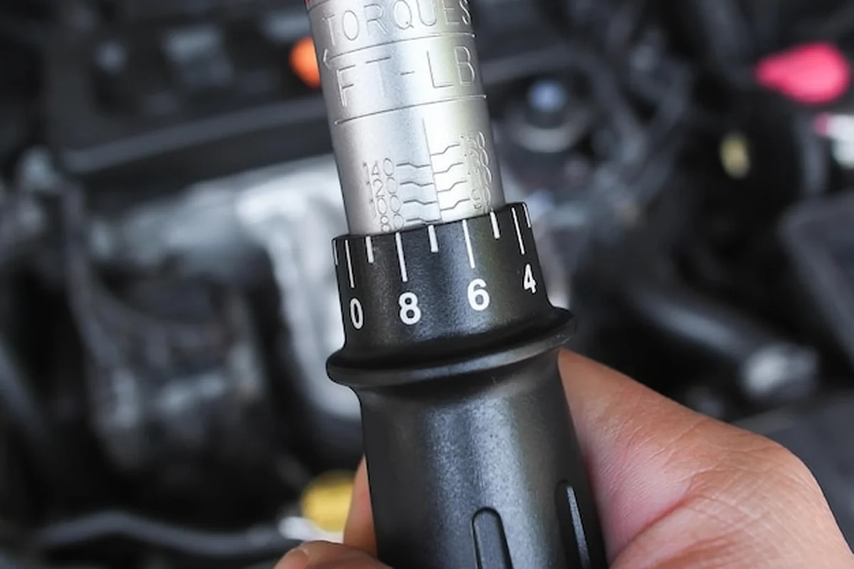 Zbliżenie skali regulatora momentu obrotowego klucza