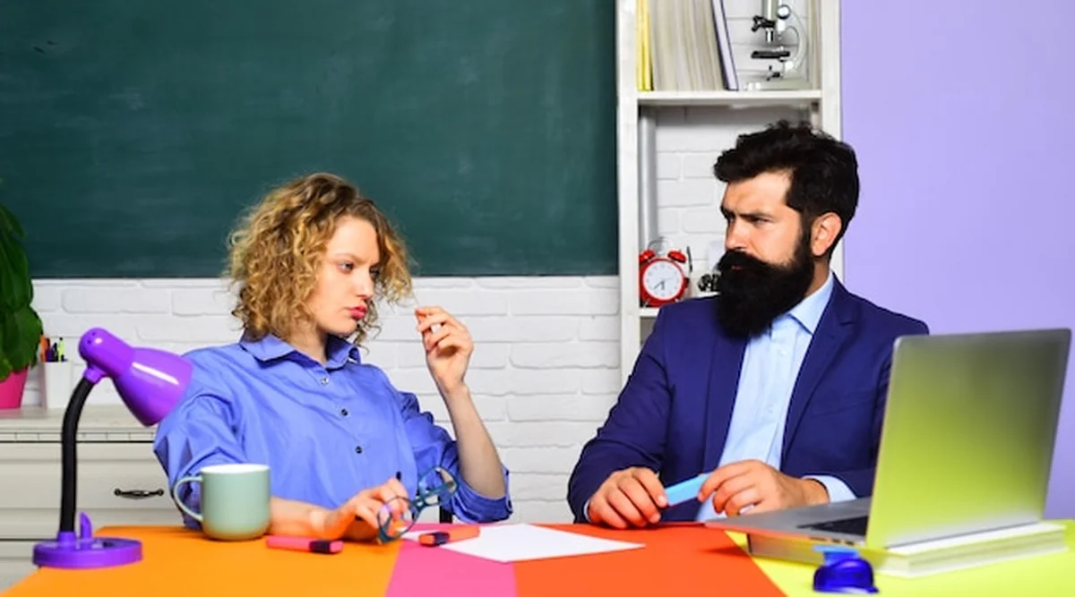 Nauczyciele uczą młodych nauczycieli, inspirując ich do korzystania z technologii w edukacji