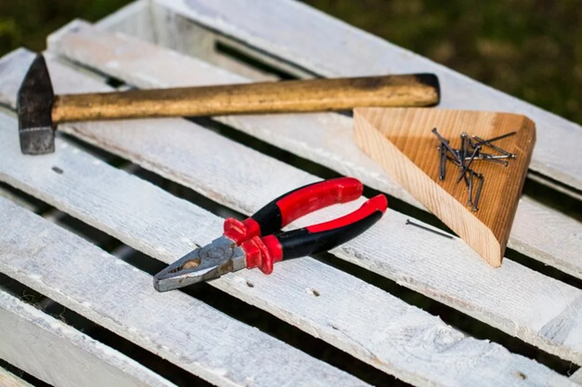 Zestaw narzędzi na zardzewiałej blachy