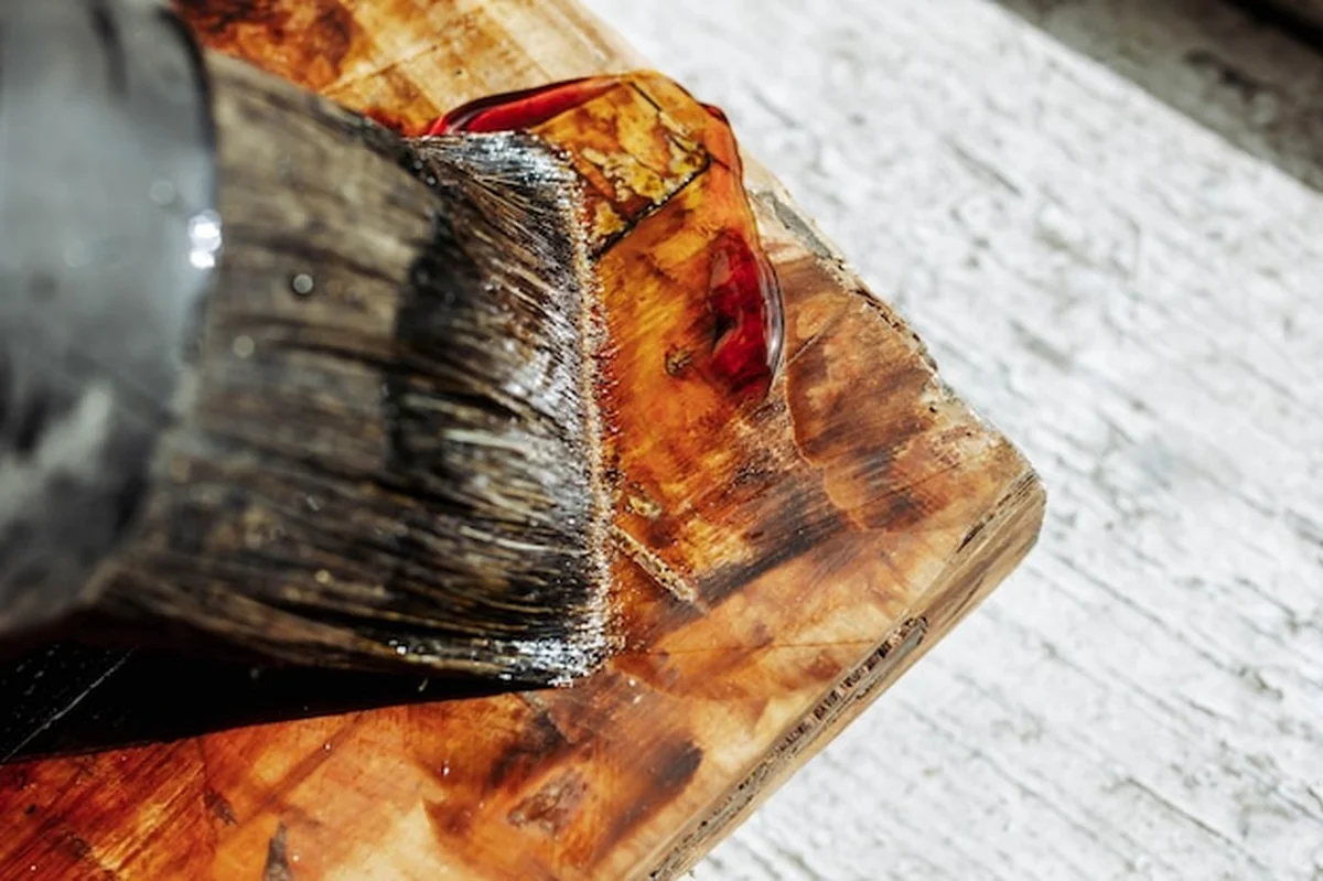 Stół z drewna jelitowego z żywicą epoksydową