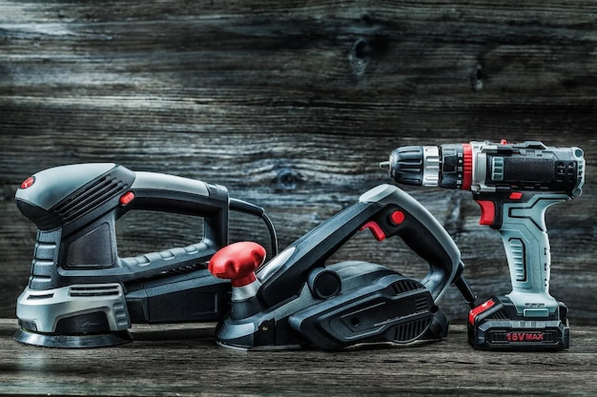 Elektryczne narzędzia ręczne na zabytkowym drewnie