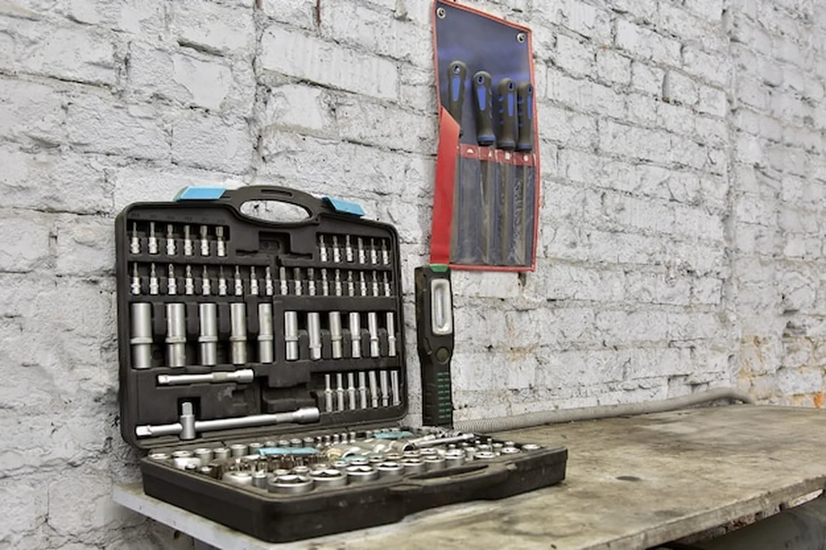 Narzędzia do serwisowania samochodów na białej ścianie