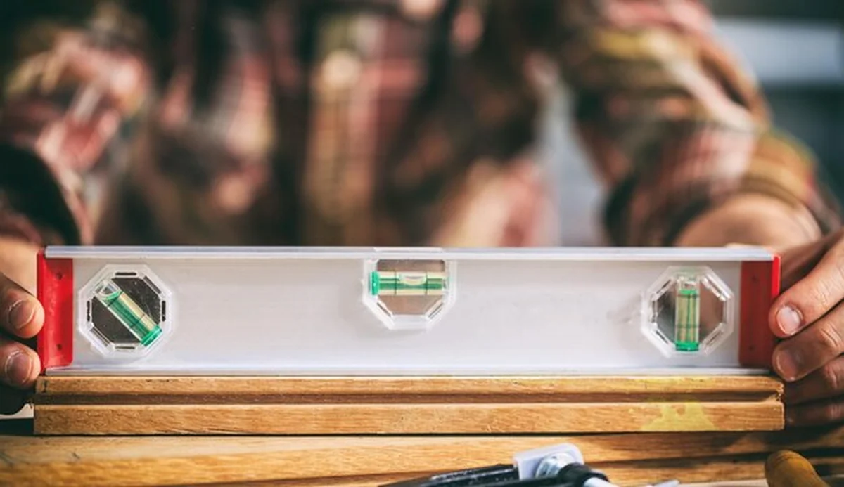 Stolarz pracuje z poziomicą