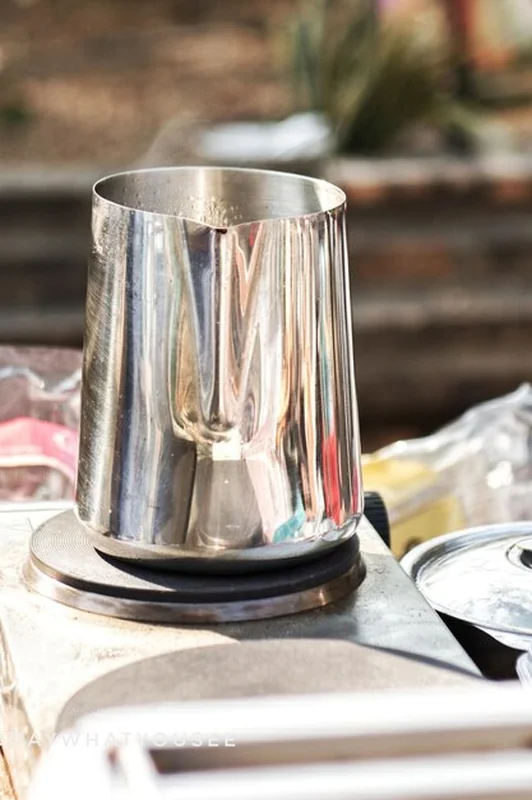 Szklanka na drewnianym stole