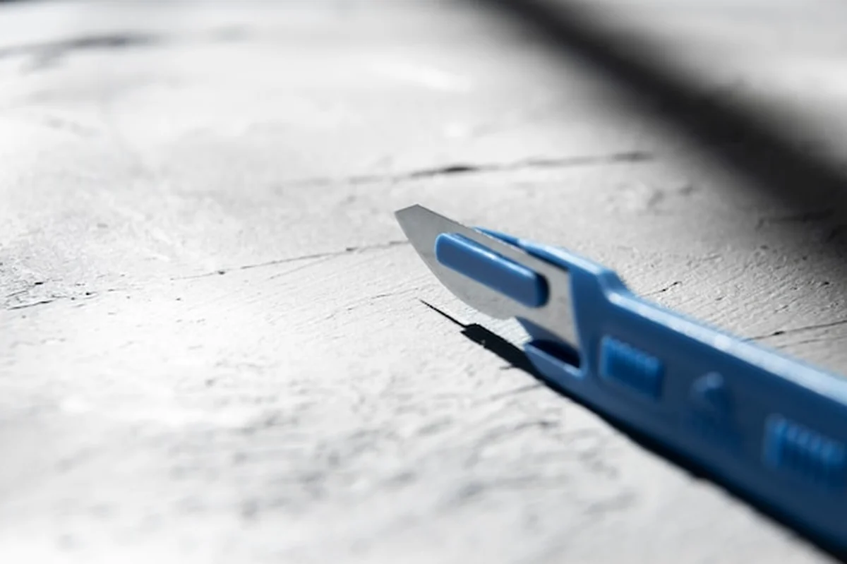 Metaliczny skalpel medyczny z ostrzem