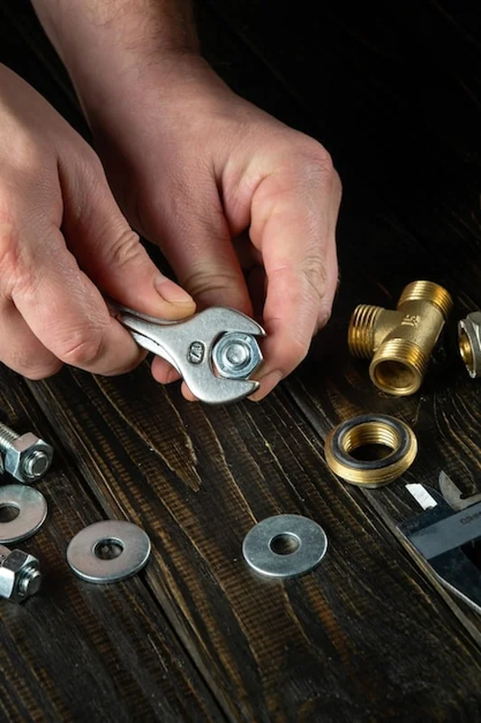 Naprawa sprzętu hydraulicznego na stole w warsztacie