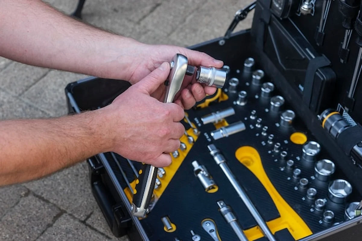 Technik sprawdzający walizkę z narzędziami