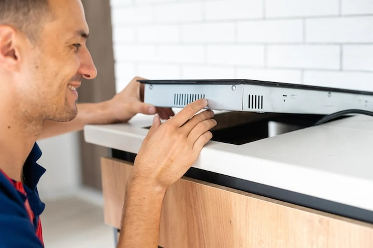 Instalacja kuchenki indukcyjnej lub płyty grzewczej przez kapitana