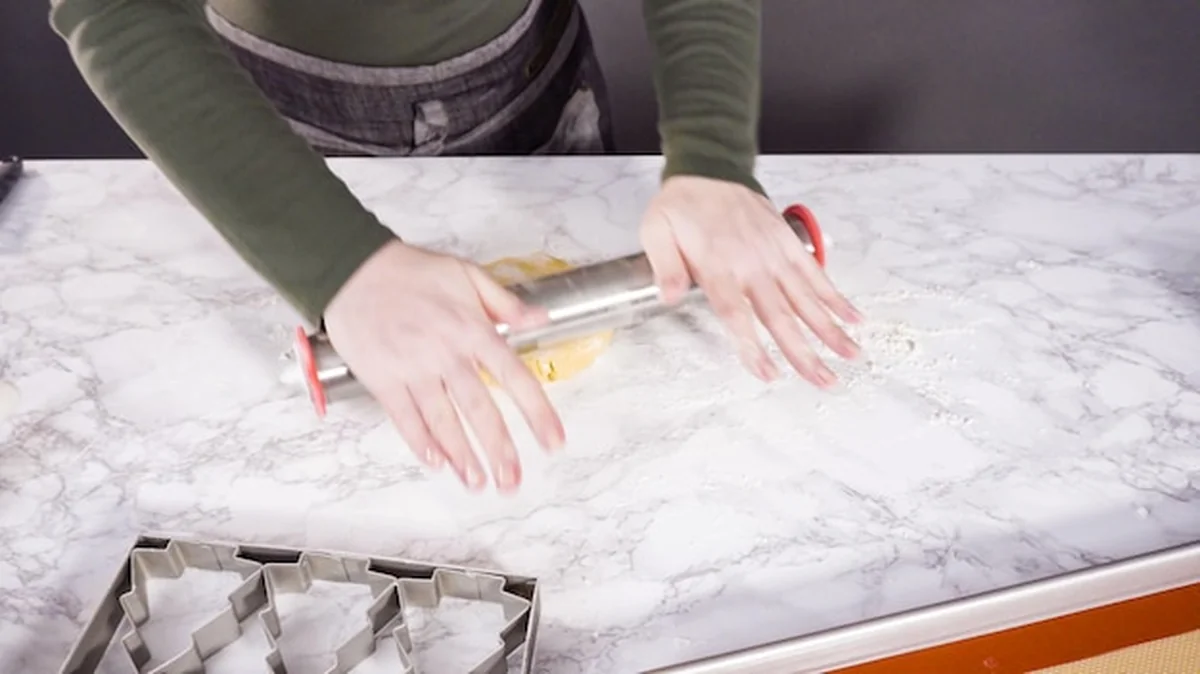 Rozwałkuj ciasto cukrowe do świątecznych ciasteczek