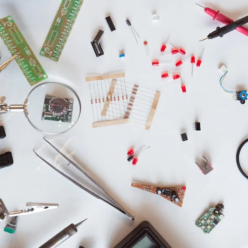 Narzędzia dla elektronika – jak wyposażyć warsztat?