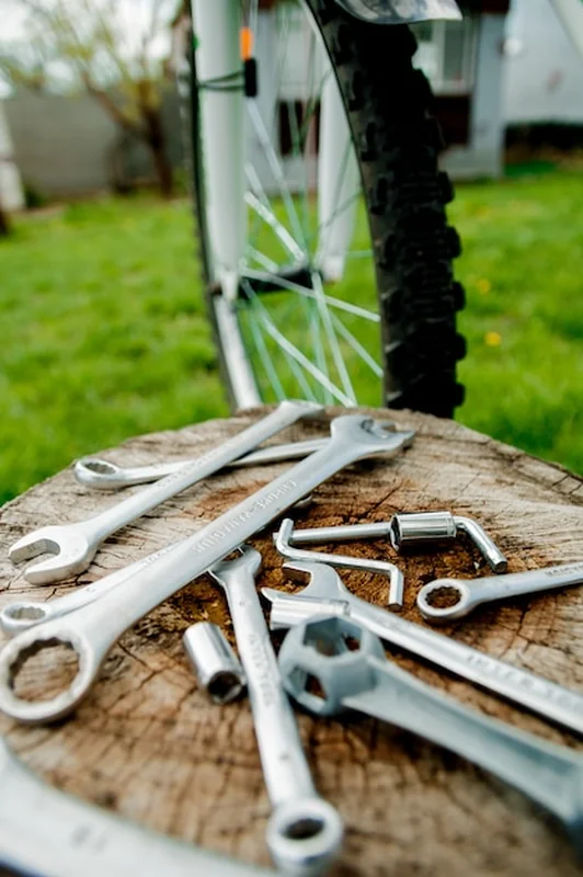 Narzędzia do naprawy roweru na stole