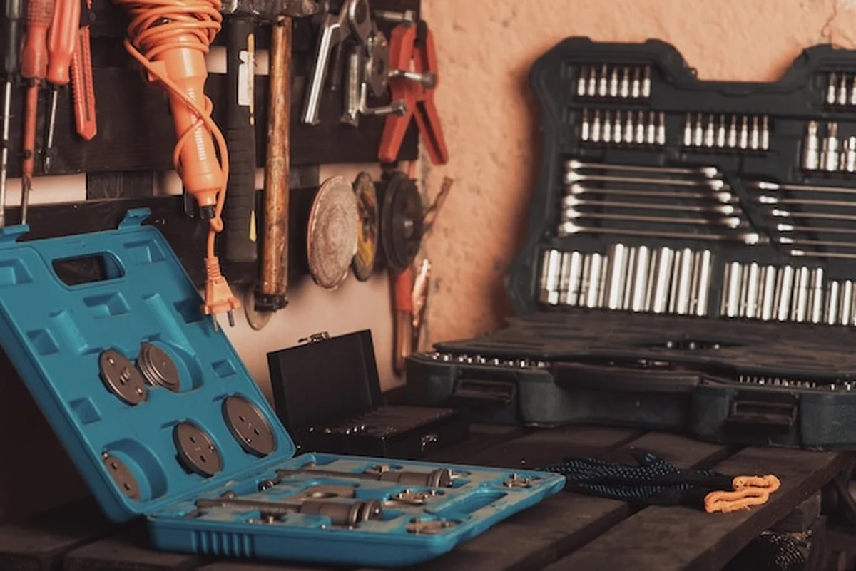 Narzędzia do układu elektrycznego na stole i desce w warsztacie samochodowym