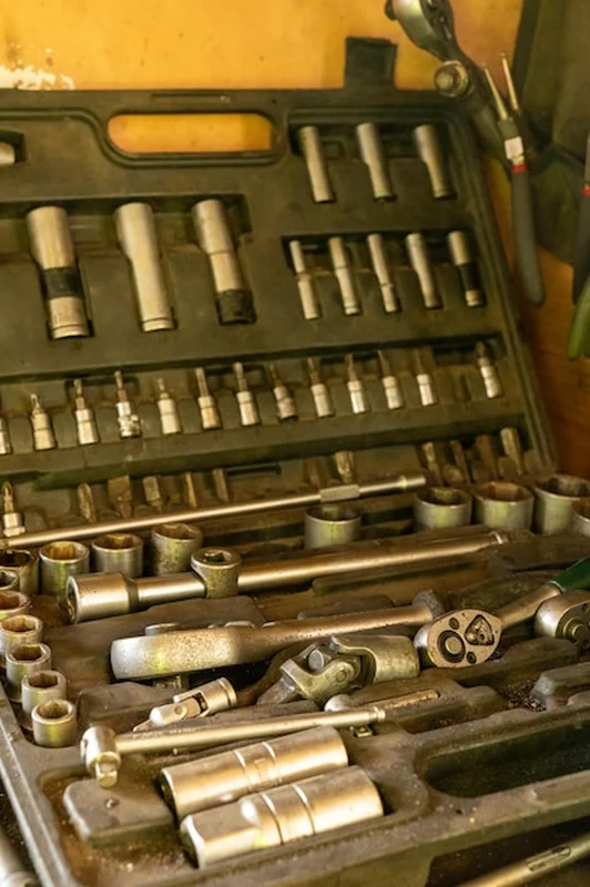 Plastikowe pudełko z narzędziami do naprawy samochodów